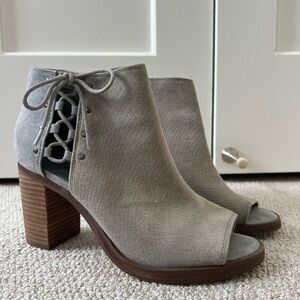Stylish Nine West Gray Peep-Toe Ankle Boots size 8